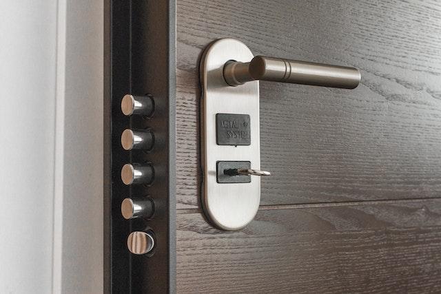 La réglementation à connaitre pour la porte d’entrée d’un immeuble