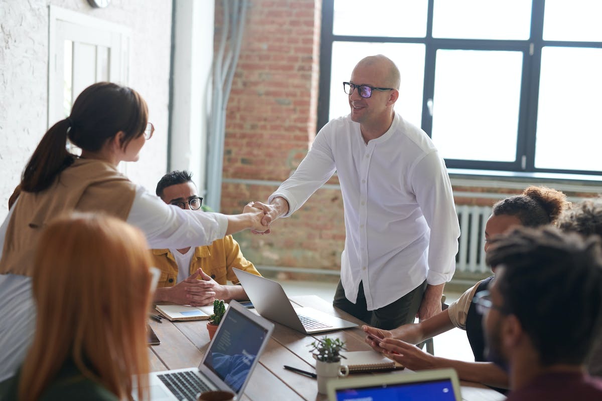 Adopter l’embauche inclusive : stratégies et techniques pour gérer la diversité en entreprise efficacement