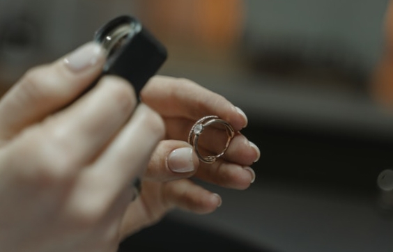Comment savoir la valeur d’une bague en argent ?